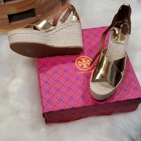 TORY BUTCH GOLD PLATFORM WEDGES, NEW, SZ